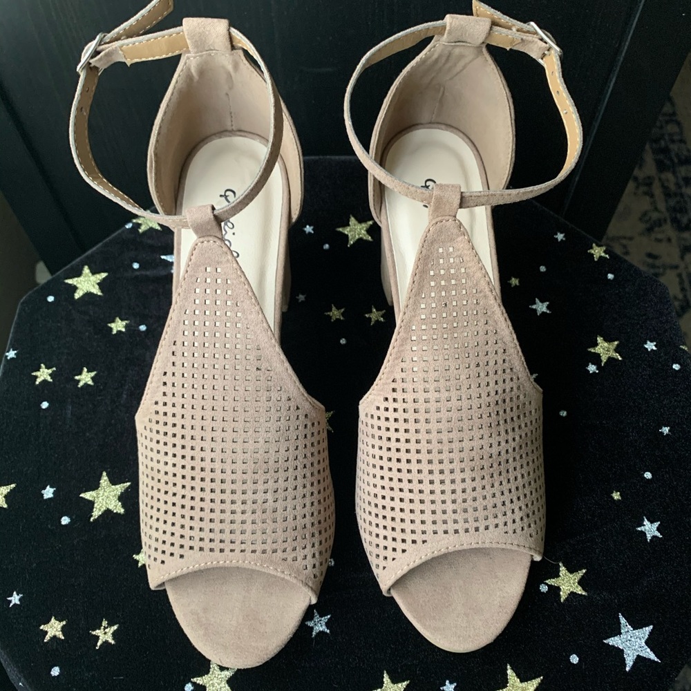 Qupid Block Heel Peep Toe Taupe Size 7 - Picture 2 of 3